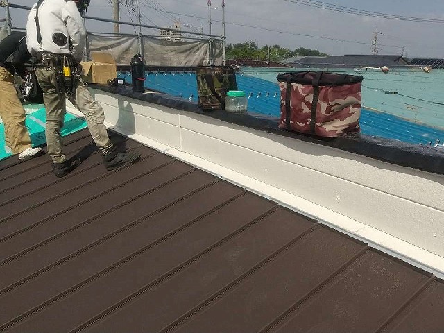 劣化したスレート屋根にガルバリウム鋼板屋根をカバー工法で施工した状況