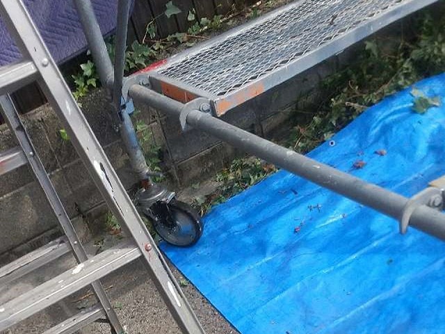 波板張り替え工事のローリングタワーのキャスター部分