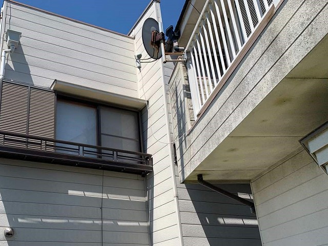 軒天にカビが繁殖して黒ずんでいる様子