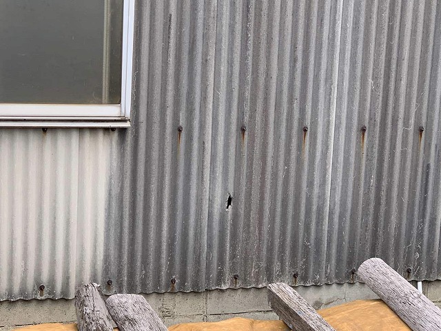 波型スレート外壁の一部に割れが発生している状況