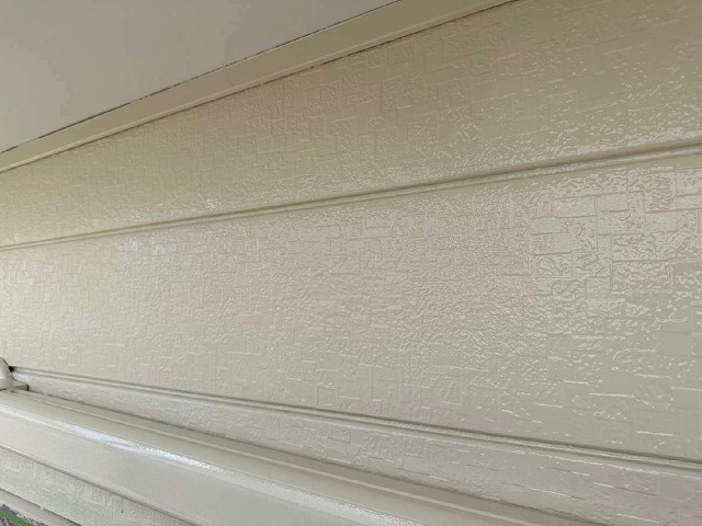 金属サイディングへの塗装工事が完了して明るく爽やかな雰囲気となって仕上った様子