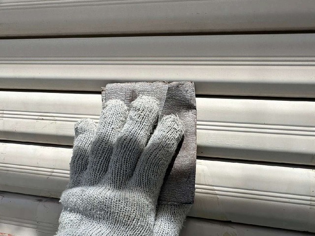 住宅のシャッター塗装のためのケレン