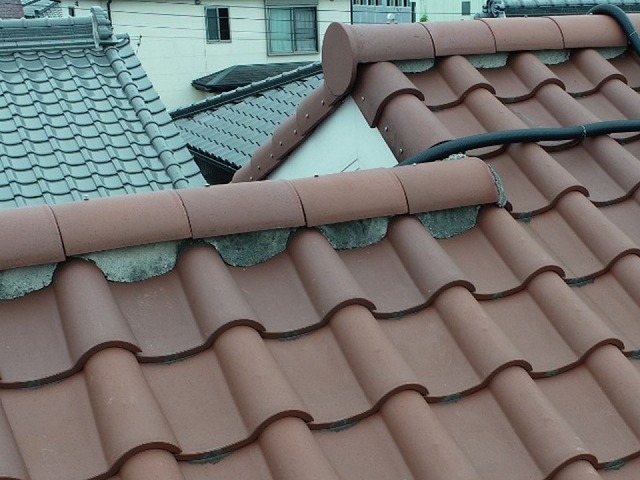 モニエル瓦屋根の棟部漆喰にひび割れを確認