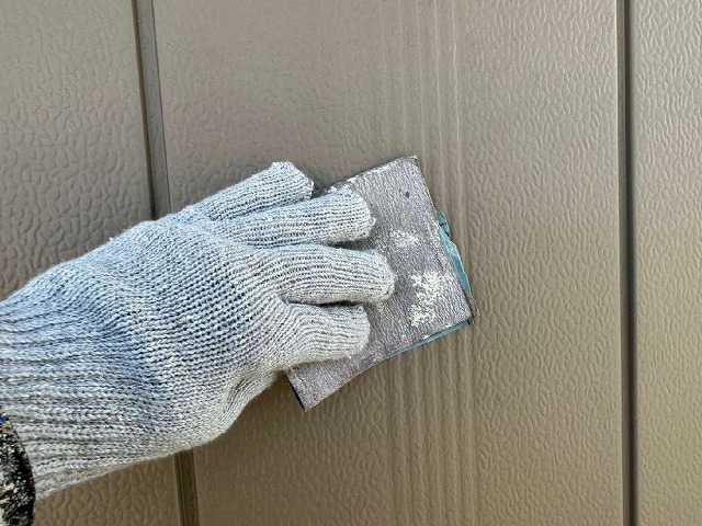 雨戸への塗装工事のためのケレン作業