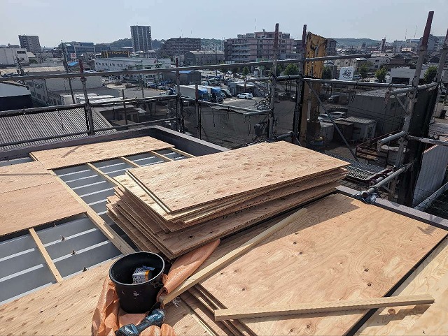 緑区　工場建物の屋根カバー工事で垂木と構造用合板で下地づくり