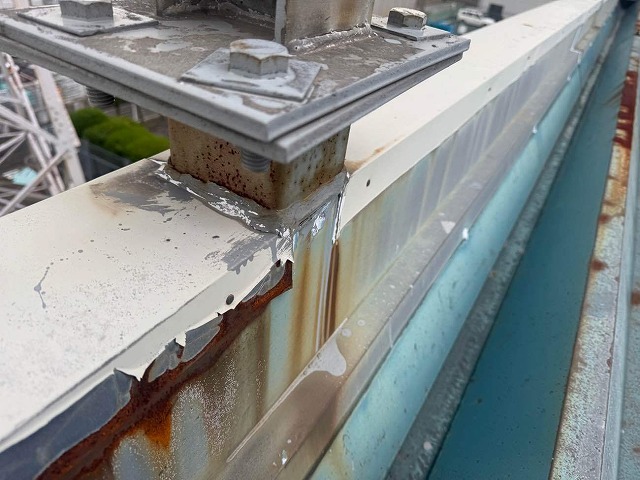 雨漏りが発生している倉庫建物屋上のパラペット部劣化状況