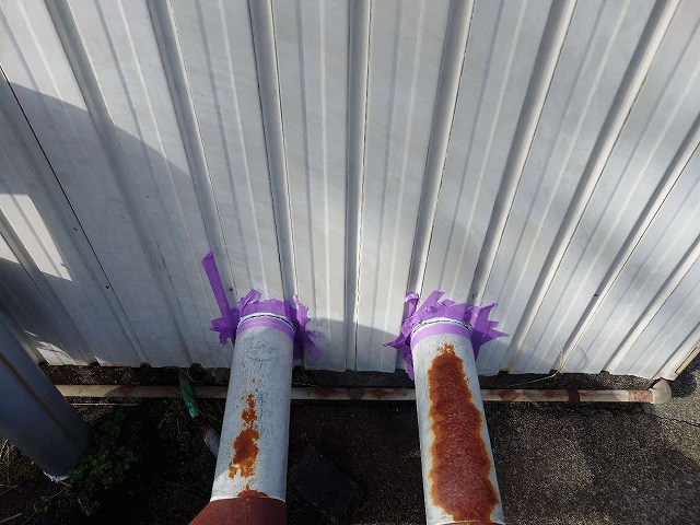 外壁と配管との取り合い部のコーキング打ち替え工事のマスキングテープ養生