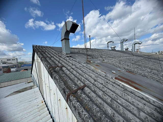 工場建物の屋根付帯部にサビを確認