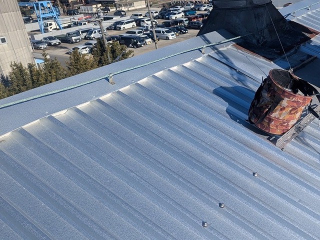 屋根カバー工法による改修工事の棟板金の設置状況