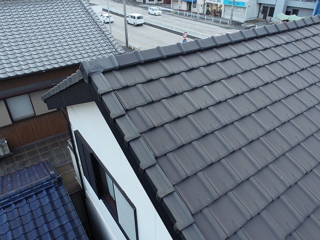 住宅の定期点検で平板瓦屋根のコーキングの劣化を確認