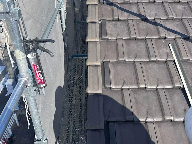 袖瓦取り直し工事で下地補強後に袖瓦の復旧が完了