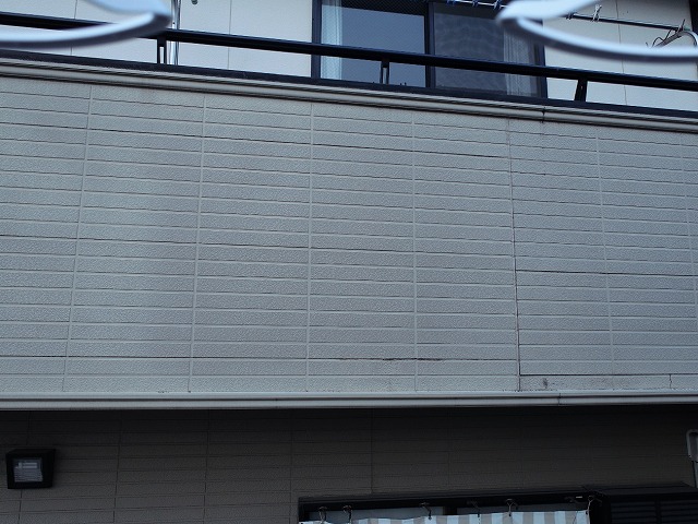 カバー工事を行う住宅ベランダのサイディング外壁劣化状況