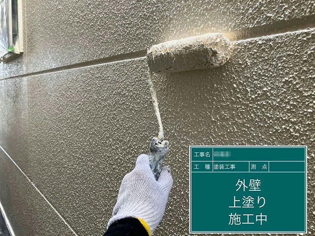 ALC外壁への塗装工事の上塗り施工中