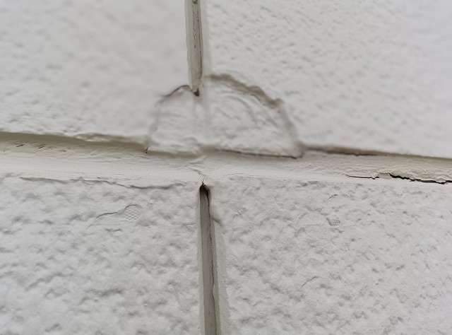 住宅の定期点検でサイディング外壁の補修跡を確認