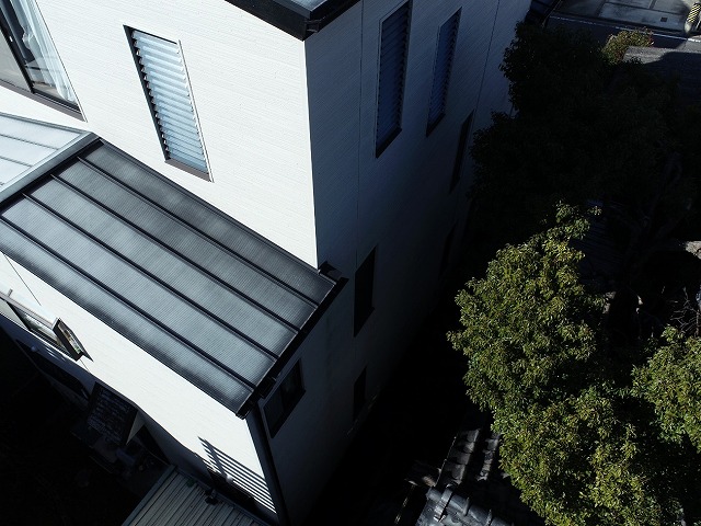 下屋根の劣化状況を確認した屋根点検