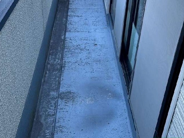 住宅無料点検でベランダ防水の劣化状況を確認