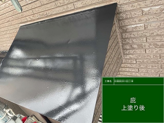 外壁塗り替え工事の庇板金塗装工程が完了した状況