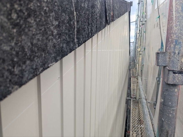 倉庫建物の波型スレートに対する外壁カバー工法の角波ガルバリウム鋼板の施工が完了