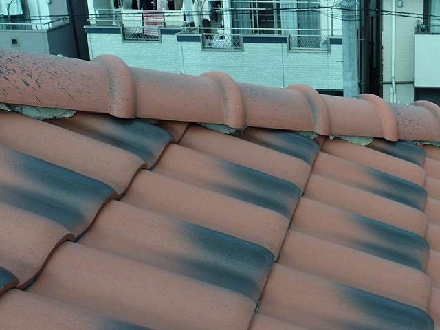 モニエル瓦の棟部の漆喰にひび割れなどの劣化を確認