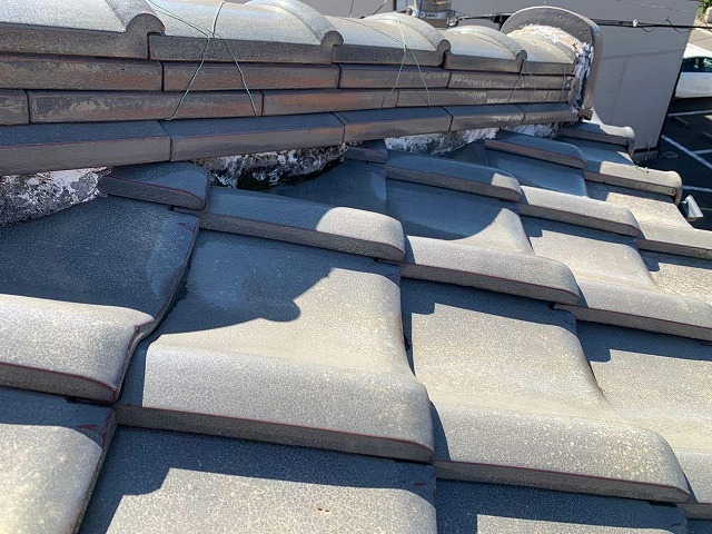 棟瓦の漆喰が劣化して変色やひび割れが発生