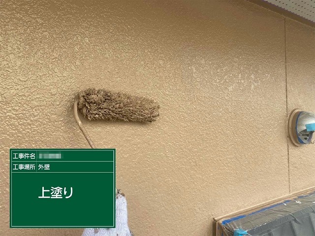住宅外壁塗装工事の窯業系サイディングへの上塗り施工