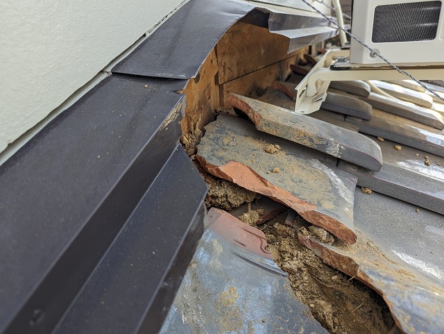 棟瓦取り直し工事で外壁との取り合い部の棟瓦を撤去