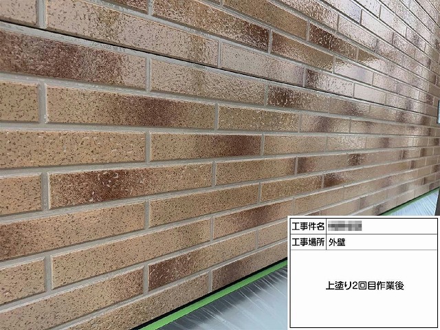 住宅外壁塗装工事のタイル外壁クリヤー塗装2回目上塗りが完了