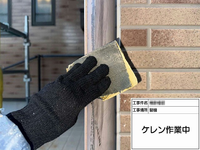 外壁塗装工事の竪樋へのケレン作業