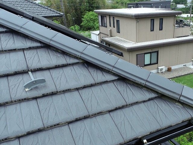 名古屋市緑区　屋根の無料点検で棟のビスの緩みを確認