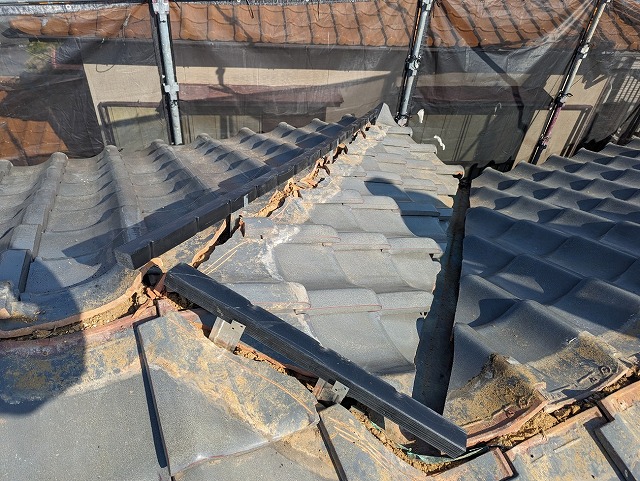 棟の軽量化のために湿式工法から乾式工法で行う棟瓦取り直し工事