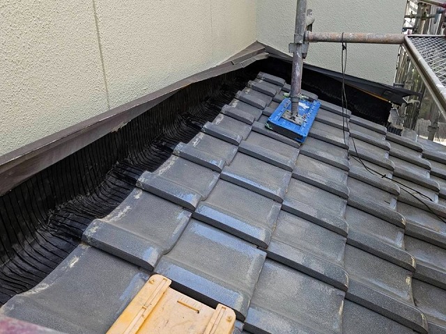 下屋根と外壁との取り合い部分に貼り付けたハイロールAIR