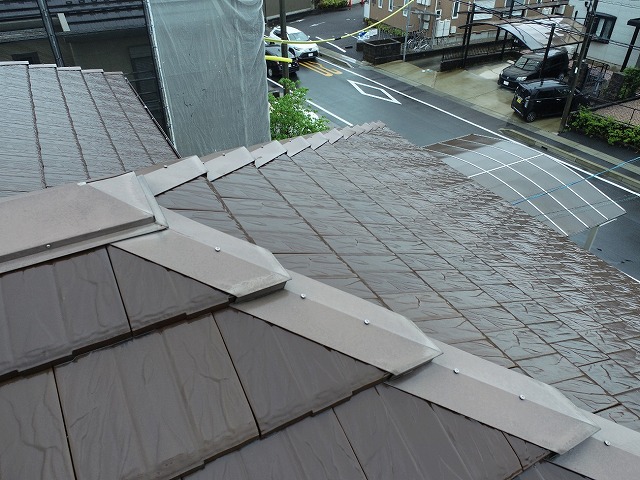 日進市　住宅屋根の棟板金の塗膜剥がれやサビなど確認した現場調査