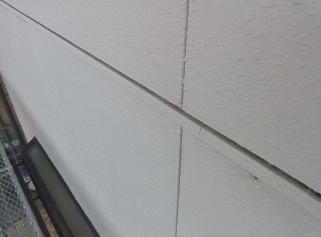 サイディング外壁塗装工事を行う住宅外壁の見切り材のひび割れ