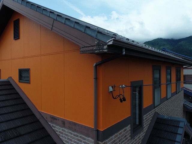 住宅屋根の破風板に経年劣化による色あせや塗膜剥がれを確認