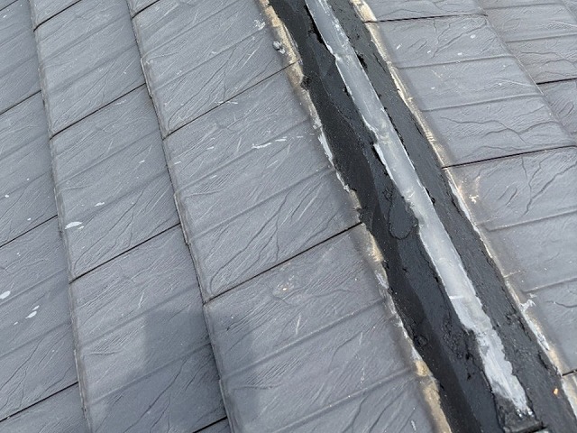 棟部板金部材取り替え工事の土台部の構築が完了した状況