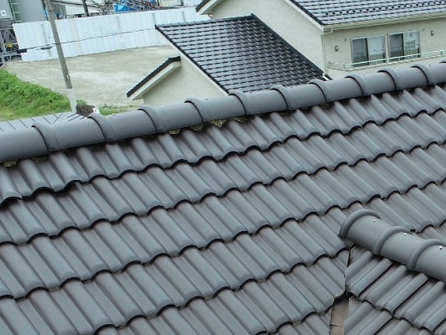 住宅モの屋根点検で棟部の漆喰の変色やひび割れを確認