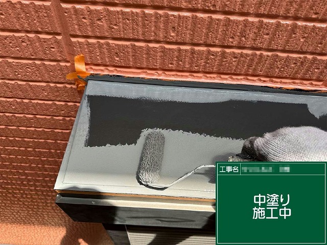 日進市　アパート建物シャッターボックス塗装の中塗り施工状況