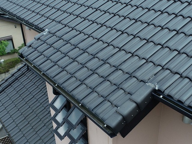 M型瓦屋根の袖瓦にコーキング切れなどの劣化を確認した現場調査