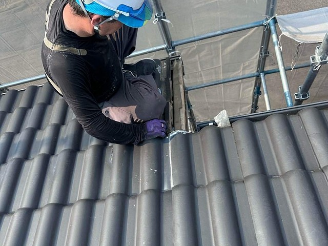 袖瓦取り外し工事の既存棟瓦取り外しが完了した状況