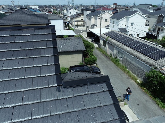 F型瓦屋根に設置されているケラバ板金の劣化状況
