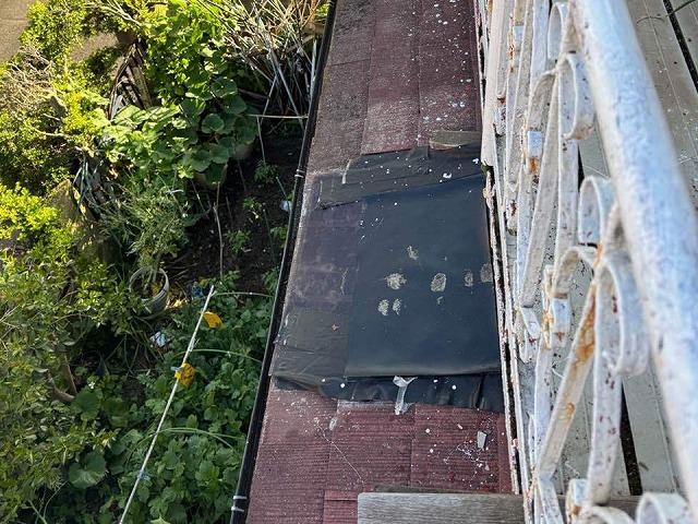 雨漏りの原因となっていた住宅カラーベスト屋根を簡易的に補修している状況