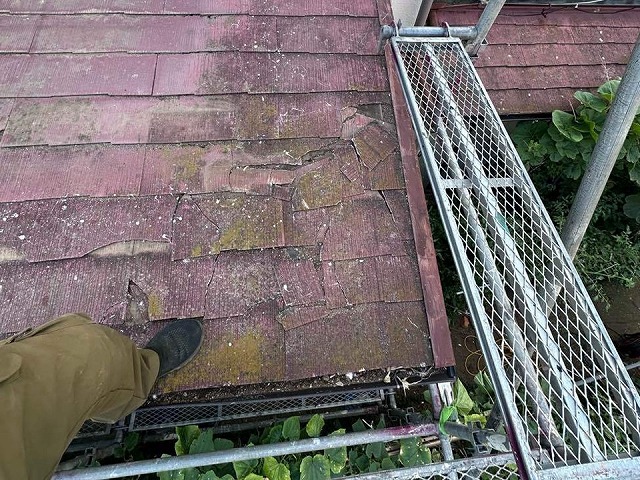 雨漏り修理のための葺き替え工事を行う下屋根のカラーベスト劣化状況