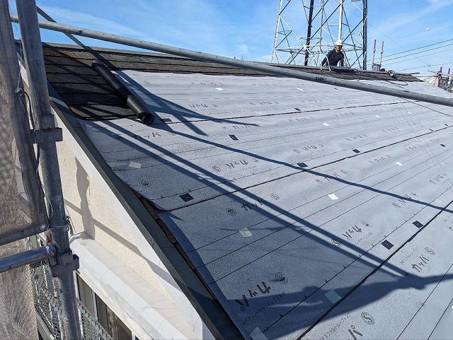 劣化したスレート屋根に改質アスファルトルーフィングを釘固定