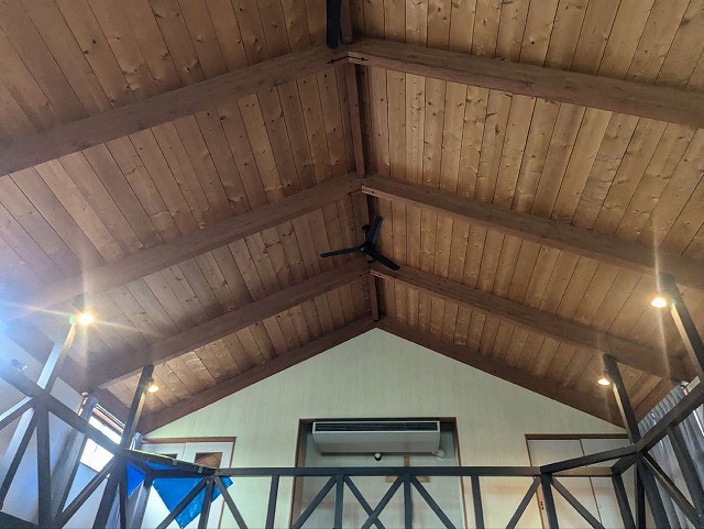 雨漏り修理を行う宗教施設建物の室内