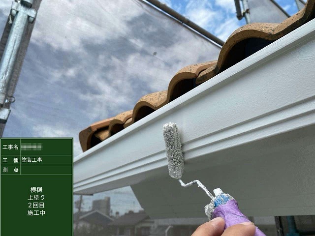 外壁塗装工事の雨樋への2回目塗装