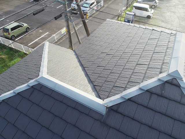 住宅無料点検で平板瓦屋根に設置されている板金役物のサビを確認