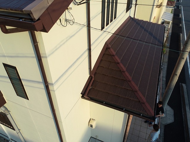 住宅下屋根の板金役物に劣化を確認した現場調査