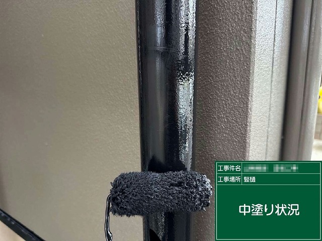 外壁および付帯部塗装工事の竪樋への中塗り状況