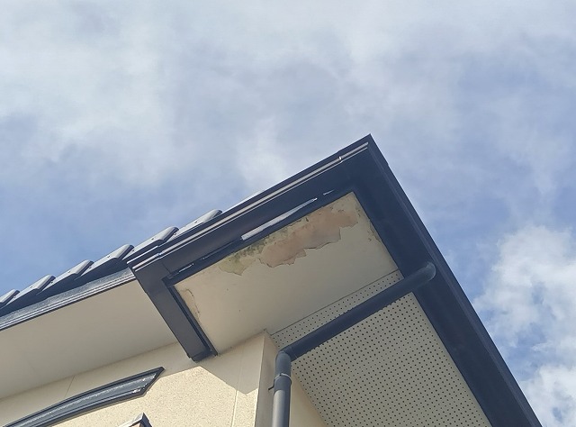 住宅屋根の無料点検で雨漏りの影響と思われる軒天の塗膜剥がれを確認