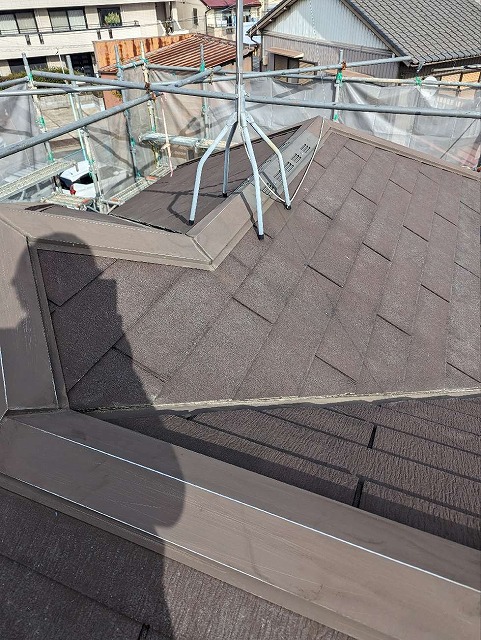 シーガード工法で棟板金や谷板金への塗装工事